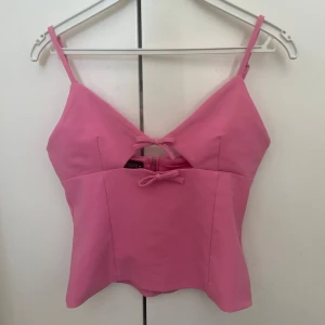 Zara topp - Rosa topp från Zara med rosetter, knappt använd