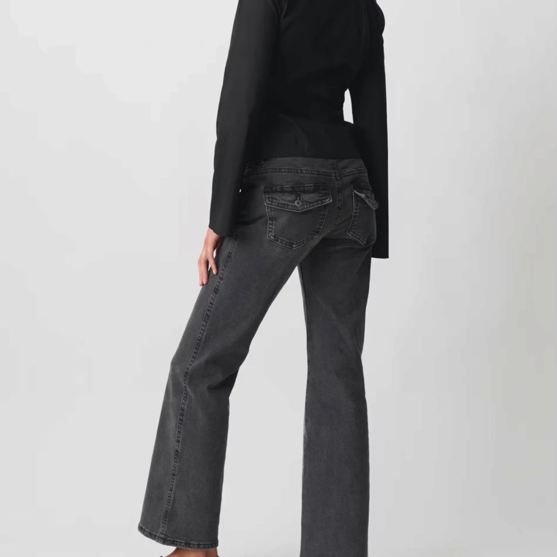 Grå bootcut jeans med dubbla knappar