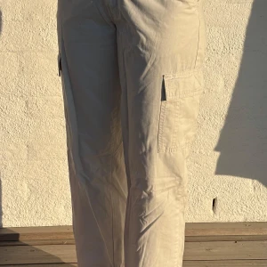 Beiga cargobyxor från 157, stl S - Älskar dessa byxor men använder dem tyvärr för sällan! Beiga cargobyxor i bomull från Lager 157 med raka ben och klassiska cargofickor på sidorna. Sitter så skönt i midjan och har en avslappnad passform som funkar till allt – sneakers, boots eller sandaler 🖤  🧵 100 % bomull 👖 Raka ben & relaxed fit 📍 Perfekt för en streetstyle- eller laidback look 📏 Skriv om du vill ha exakta mått eller fler bilder!  🧺 Tvättade och redo för ny ägare 📬 Kan skickas samma dag eller dagen efter! 