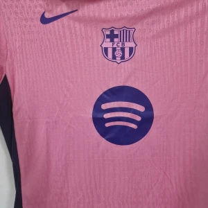 Rosa Barcelona tröja - FC Barcelona fotbollströja i rosa med lila tryck.