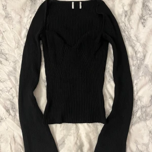 Långärmad ribbad tröja  - Säljer denna jätte fina långärmade ribbade tröjan från hm. Den är stretchig och har lite längre utsvängda ärmar. 