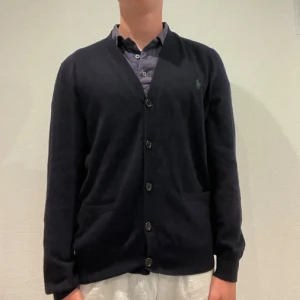 Marinblå Ralph Lauren Kofta - Marinblå Ralph Lauren Kofta || Storlek S || Mitt pris 599kr || Koftan är i bra skick || Modellen på bilden är 170cm och väger 62kg || Tveka inte på att höra av dig vid frågor eller funderingar 
