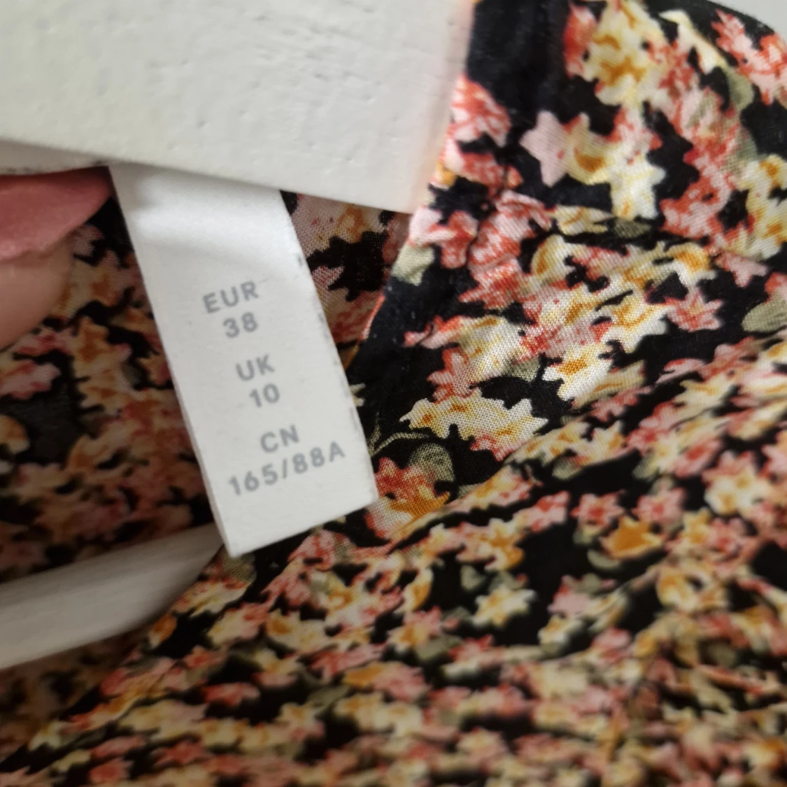 Blommig blus i svart och rosa - 1