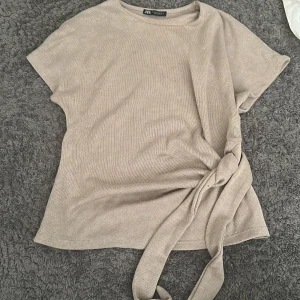 Blus från Zara - Jättefin blus från Zara med knytning där fram! Oanvänd och köpt här på Plick!