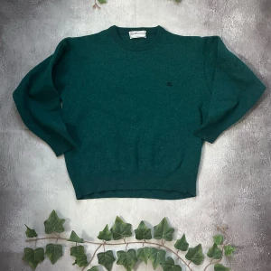 Burberry stickad långärmad tröja - Säljer denna fin färgade stickade Burberry tröjan för bara 599kr,Riktig elegant färg och passform, passar för middag och dates:) Priset går att diskuteras.   🎨 Färg: Lite mörkgrön blandad med mörkblå. 📏 Storlek: Small (S) 📐 Mått: Längd - 56cm, Bredd - 48cm ♻️ Skick: Utsidan är 10/10 som nyskick dock är taggen tvättad och all text är borta. 🧵 Material: Ull  ‼️Skickas dagen efter köpet genomförs‼️