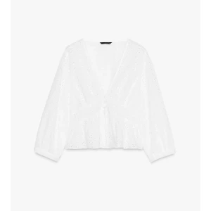 Vit broderad blus med v-ringning - Superfin vit blus med broderade hål från Zara. Helt ny med lappen kvar