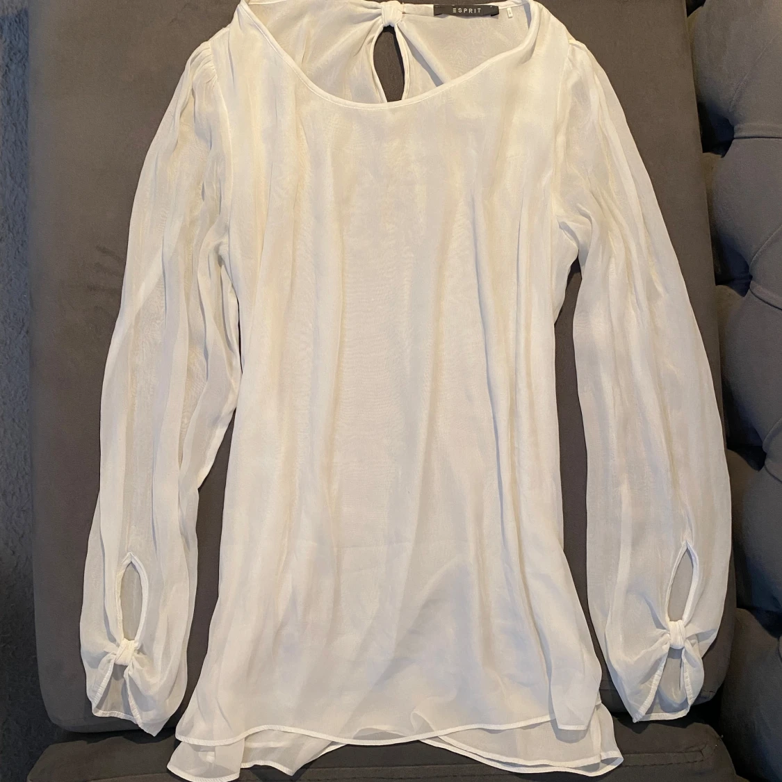 Vit blus från Esprit med knyt