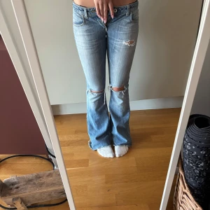 Lågmidjade jeans  - Supersnygga lågmidjade utsvänga jeans från Bigstar! Midjemått: 37cm Innerbenslängd: 77cm Lågmidjade: 17cm. Skriv om du vill ha fler bilder eller om du har frågor🩷🩷