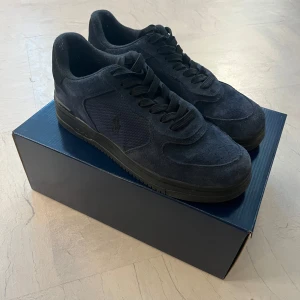 Mörkblå sneakers från Polo Ralph Lauren - Snygga mörkblå sneakers från Polo Ralph Lauren med ovandel i mocka. Den är använd 2-3 gånger bara så dom är i väldigt bra skick. Storlek 41
