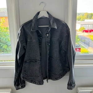 Grå jeans jacka  - Säljer en jätte fin grå jeans jacka från Zara, den är knappt använd och har inga defekter. Storlek xs.                 🩷💖🫶🏼