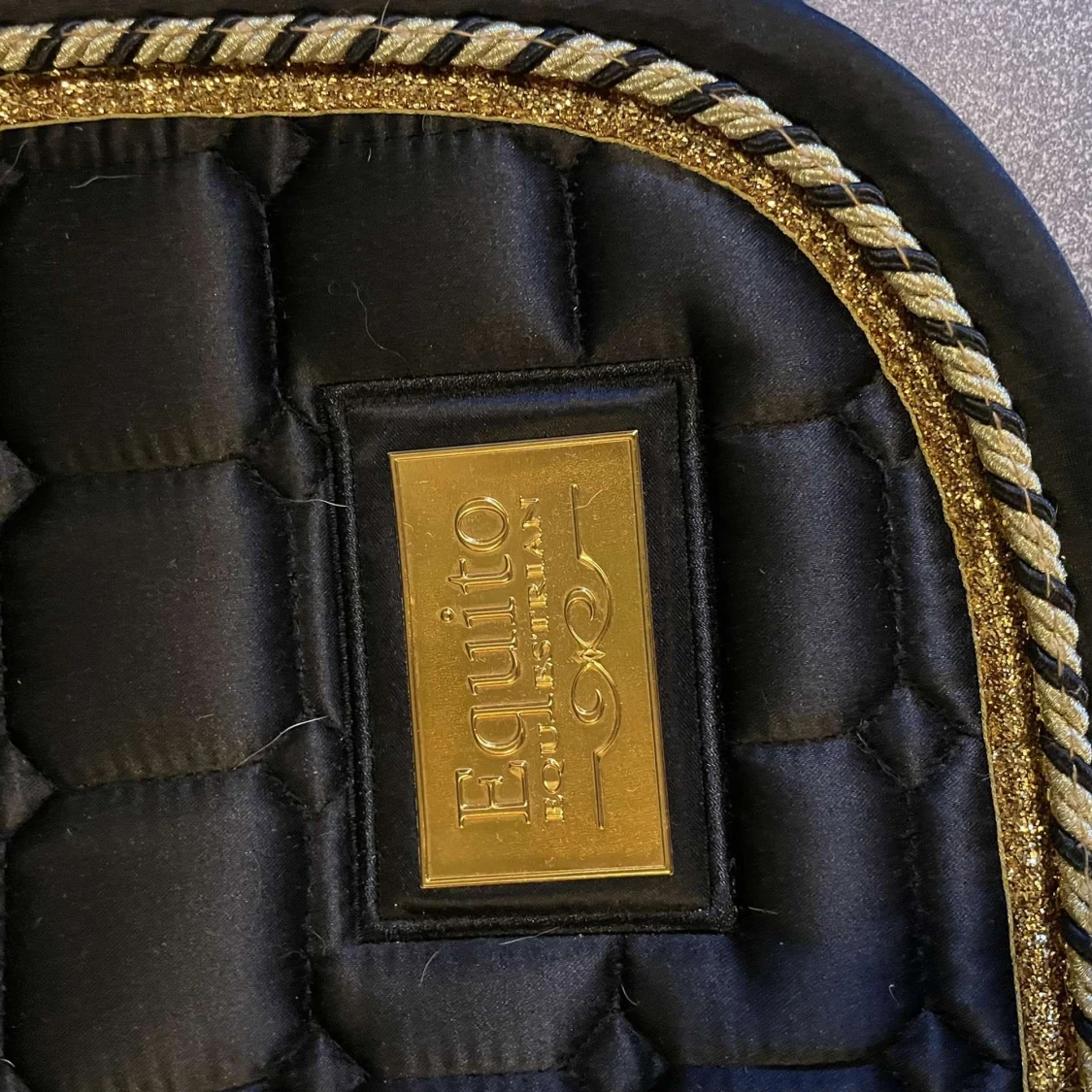 Svart Equito huva med guld-detaljer och ett matchande shcabrak  - 3