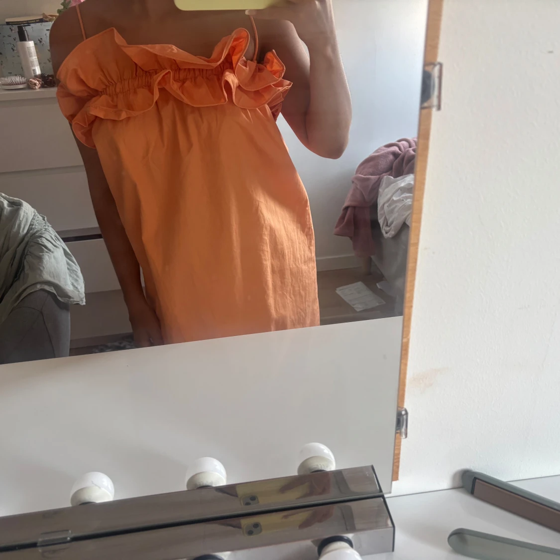 Orange kort klänning med volang - 2