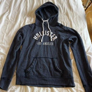 Snygg klassisk hoodie från hollister  - Jag säljer en oversized snygg och klassisk hoodie från Hollister, i färger gråblå 🩶💙. Den är perfekt för sena sommarkvällar eller under hösten/vintern och går att styla med det mesta, som exempelvis en avslappnad look med kjol eller jeans 