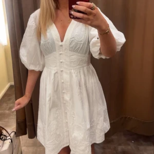 Vit kortklänning med puffärm från Indiska - såååå söt klänning från indiska har använt en gång!❤️den är lite fläckig men ska lämna in den på en kemtvätt, tvätta inte den hemma då kan delvis tyget förstöras väldigt ömtåligt. köpt för 1299 ny pris🩷