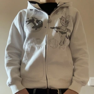 Vit aim for the moon tröja - Säljer min aim for the moon tröja nu då den aldrig används längre! Nypris 850kr, priset kan såklart diskuteras, den är i bra skick och har inga skador, precis som ny och sitter perfekt. 