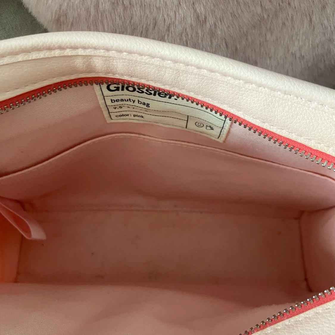 Rosa Glossier necessär med röd text - 4