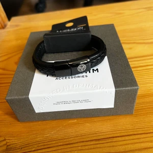 Läderarmband från Lucleon - Tjena, säljer ett lucleon armband köpt på trendheim. Säljer på grund av att den är för liten så den är aldrig använd! Det är one size men passar lite mindre handleder. Nypris 500! Hör av er vid frågor eller funderingar.
