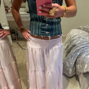 Ljusrosa volangkjol med resårmidja - Supersöt ljusrosa långkjol med resårmidja!! Storlek XS men passar även S💕💕Använt en gång bara 