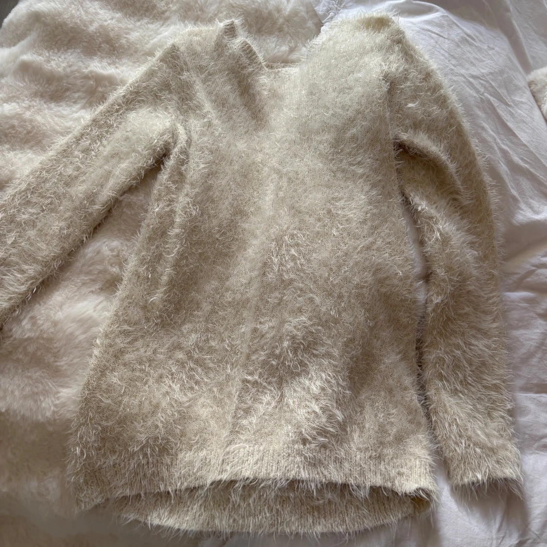 Beige fluffig stickad tröja - 1