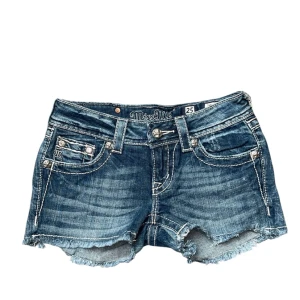 Miss Me jeansshorts med broderi - Snygga lågmidjade miss me shorts med fina broderingar.