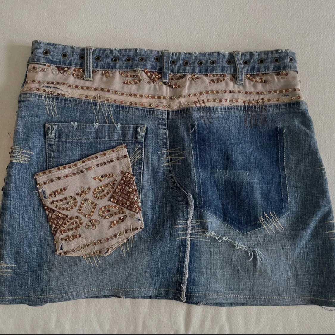 Jeanskjol med broderi från Karen Millen - 2