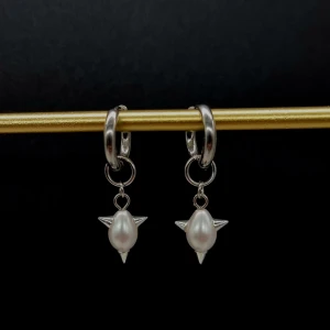 Handgjorda unika örhängen  - Handgjorda örhängen ● Material- rostfritt stål och glaspärlor ●Örhängeskrokar - ●Längd -3cm 