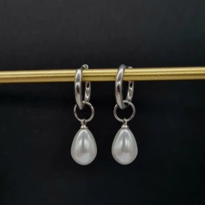  Handgjorda örhängen med droppformad pärla - Handgjorda örhängen ● Material- rostfritt stål och plastpärlor ●Örhängeskrokar - ●Längd -3,5cm 