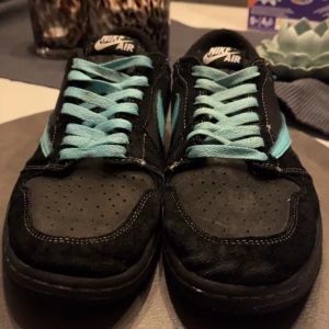 Nike Air Jordan 1 High OG Tiffany - Ett par Nike skor för dig som vill sticka ut i sommar. Storlek 43 men passar även 44. Bra skick på skorna men märks att dem är använda . Man får med originallådan som kom med skorna. Det är bara att skriva om du är intresserad eller har några frågor.