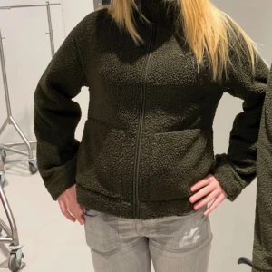 Grön teddyjacka - Superfin populär teddyjacka från hm som är slutsåld, perfekt till hösten. St M så den är lite oversized vilket är perfekt om man vill få plats med en stickad tröja under🥰
