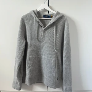 Ralph Lauren Cashmere Hoodie  - Washable Cashmere hoodie Ralph Lauren storlek M. Skick 8/10 bra skick en defekt.                            Slutsåld överallt nypris runt 6000.                                Tags finns och kvitto kan säkert hittas.                        Priset går såklart att diskutera!                                      Vid fler funderingar tveka inte på att slå en signal!    (Legat vikt, endast på galge för bild).                                                          /VS