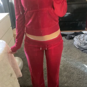 Röda Juicy Couture mjukisbyxor och tröja  - Säljer ett rött juicy conture sett som är använt fåtal gånger. Storleken passar både xxs och xs