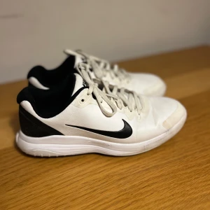 Nike golfskor 40 - Säljer mina golfskor från Nike då dom blivit för små. De är i storlek 40 och fint skick!