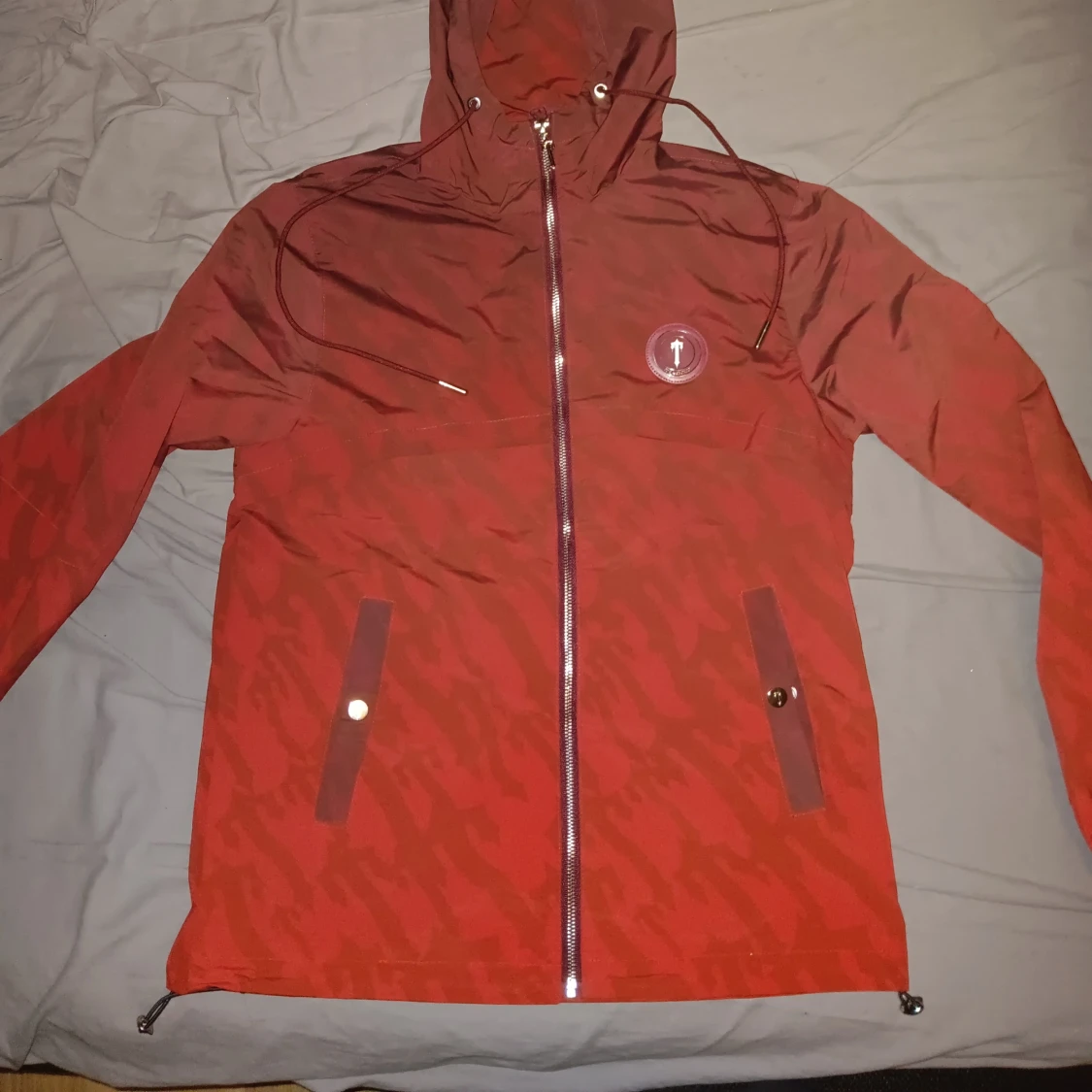 Röd vindjacka från Trapstar med huva