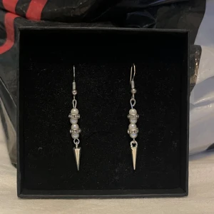 Silverörhängen  - Kan fraktas med frimärke för 22kr. Ett par silverörhängen som även finns att köpa enskilt så kolla mina andra annonser! Det är rostfritt stål.
