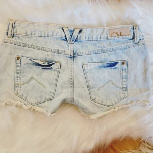 Lowrise lågmidjade jeanshorts - Midja rakt över: ca 41 cm💕