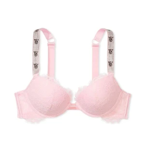 Rosa spets bh Victoria secret  - Supersnygg rosa bh med vadderade kupor och spetsdetaljer. Axelbanden är dekorerade med glittriga stenar och hjärtan för extra bling. Baksidan har justerbara band och meshpartier. Perfekt för dig som vill sticka ut lite extra! Storlek: 38B som motsvarar 85B, däremot skulle jag säga att den är mer som en 80B. ”Äkthetsbevis” på sista bilden💞