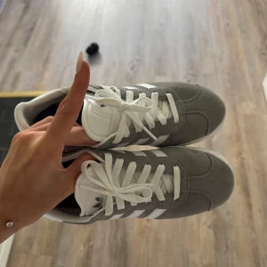 grå Adidas gazelle - har använt dessa 2 gånger! 🥰 nypris är 900. 37 1/3