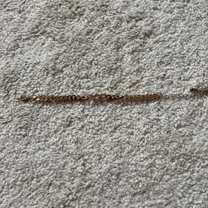 Guldigt kedjearmband med glittriga detaljer - Snyggt armband i guldton med klassisk kedjelänk och två större länkar i mitten som är täckta av glittriga stenar. Perfekt accessoar för att lyfta din outfit med lite extra bling. Justerbar längd med enkel låsning. OBS!!! KOMMER GÖRAS RENT INNAN SICKAD