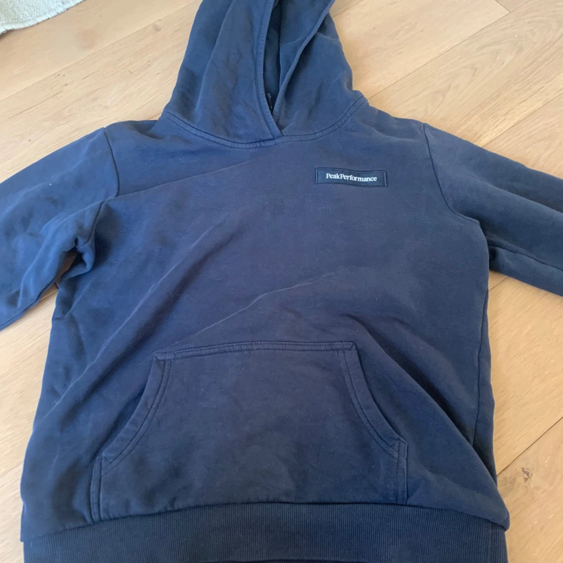 Mörkblå hoodie från Peak Performance