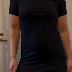 Svart kort t-shirtklänning - Svart mini t-shirtklänning i storlek XXS ifrån NA-KD. Använd men fint skick, inga defekter eller skador. 