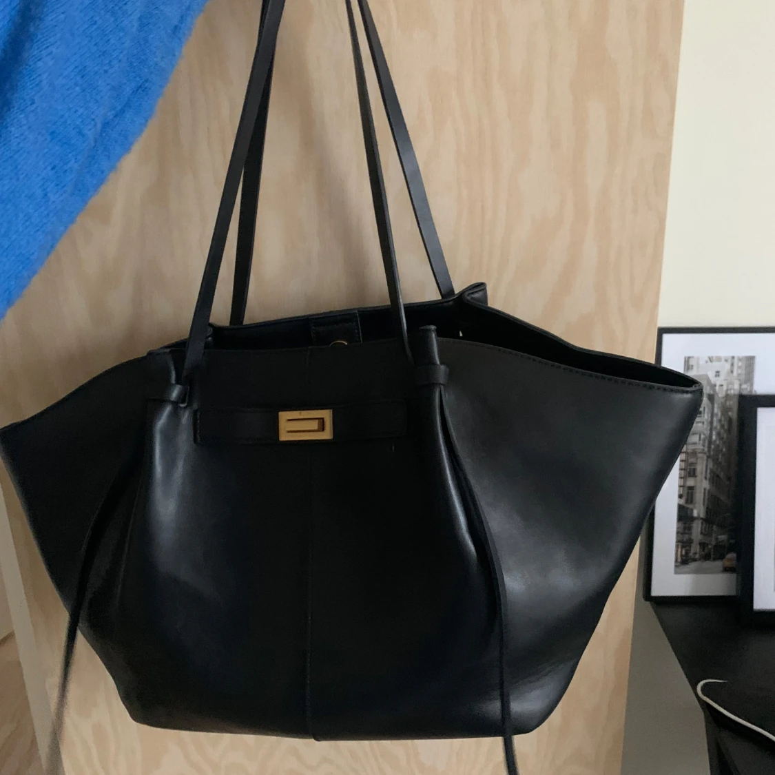 Svart shoppingväska i skinn med gulddetalj