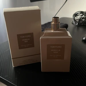 Tom Ford Vanilla Sex EdP 100ml - Exklusiv parfym från Tom Ford, Vanilla Sex Eau de Parfum i 100 ml flaska. Flaskan är fyrkantig och beige med gulddetaljer och matchande kartong. Doften har tydliga inslag av vanilj och en lyxig känsla, perfekt för dig som gillar unika och sensuella parfymer.