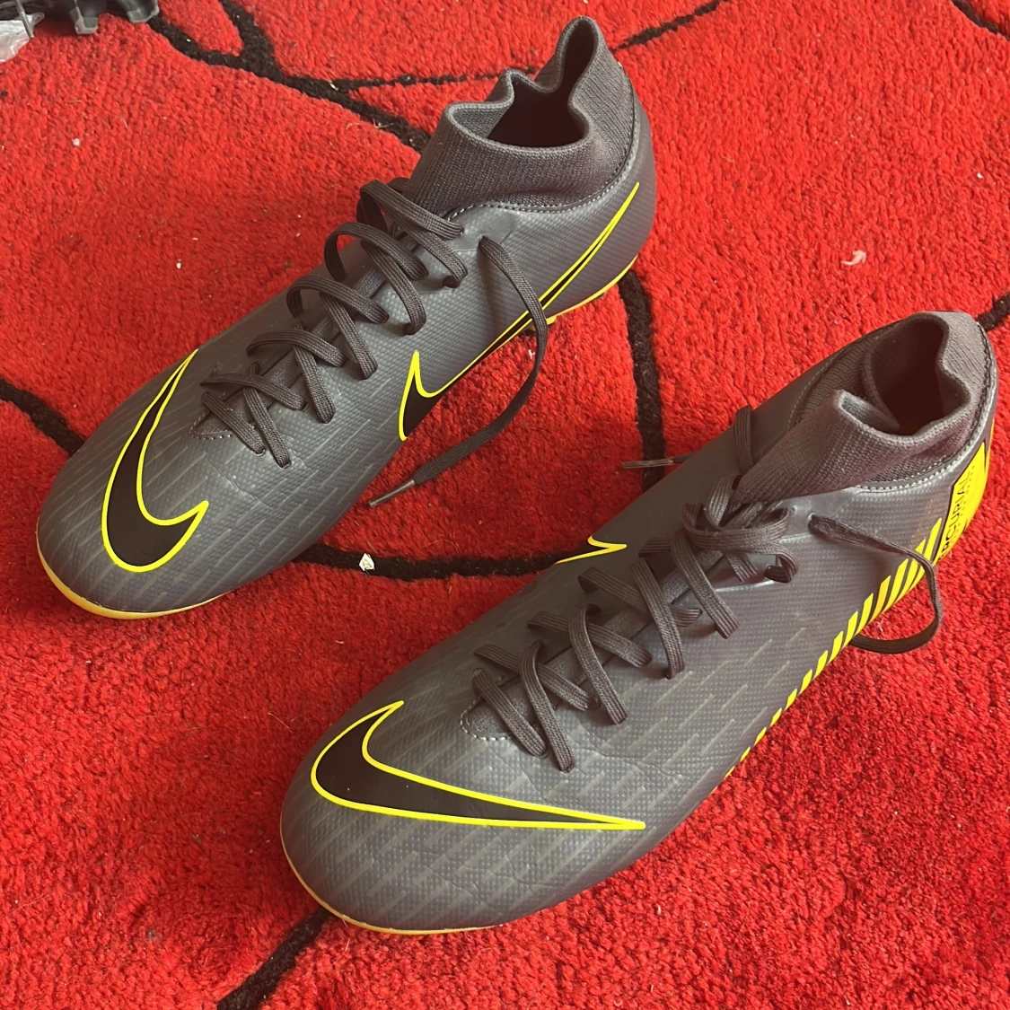 Gråa Nike fotbollsskor med gula detaljer - 1