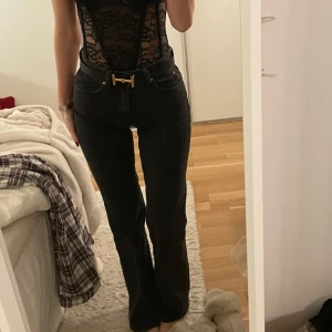 Svart/grå jeans  - Säljer dessa snygga jeans från Gina, endast använda 1 gång, storlek 32 men sitter som 34🥰
