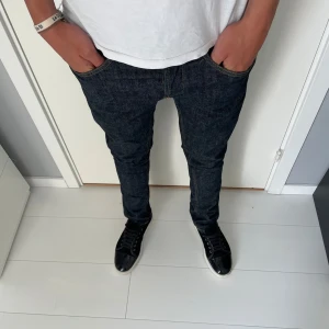 Dondup jeans george - Tja! Säljer nu dessa feta dondups jeansen! Jeansen är i fint skick med orginal slitningar och en fin tvätt på jeansen! Nypris på jeansen är cirka 4000kr, Vid bilder eller frågor skriv privat!