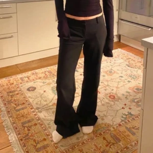 Svarta bootcut kostymbyxor BikBok - Säljer ett par svarta kostymbyxor från BikBok i storlek 34. Byxorna har bootcut-modell med normal passform och bälteshällor. Low waist bootcut 