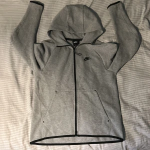 nike kofta - säljer en fin nike kofta i strlk S. skicket är 8/10. 