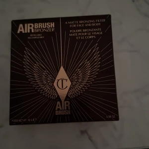 Charlotte Tilbury Airbrush Bronzer - Säljer en lyxig Airbrush Bronzer från Charlotte Tilbury i en snygg roséguldig dosa. Pudret är matt och har en varm brun nyans som ger en solkysst look till både ansikte och kropp. Kommer i en elegant, rund förpackning med spegel och ikonisk design. Jag sälljer den eftersom färgen inte passar mig, den är endast swatchad men gick tyvärr inte att lämna tillbaka. Ordinare pris 650! 