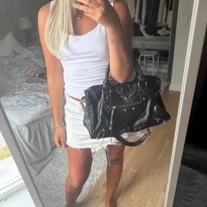 Svart väska - Svart väska med några defekter på baksidan (se sista bilden). Rymlig väska