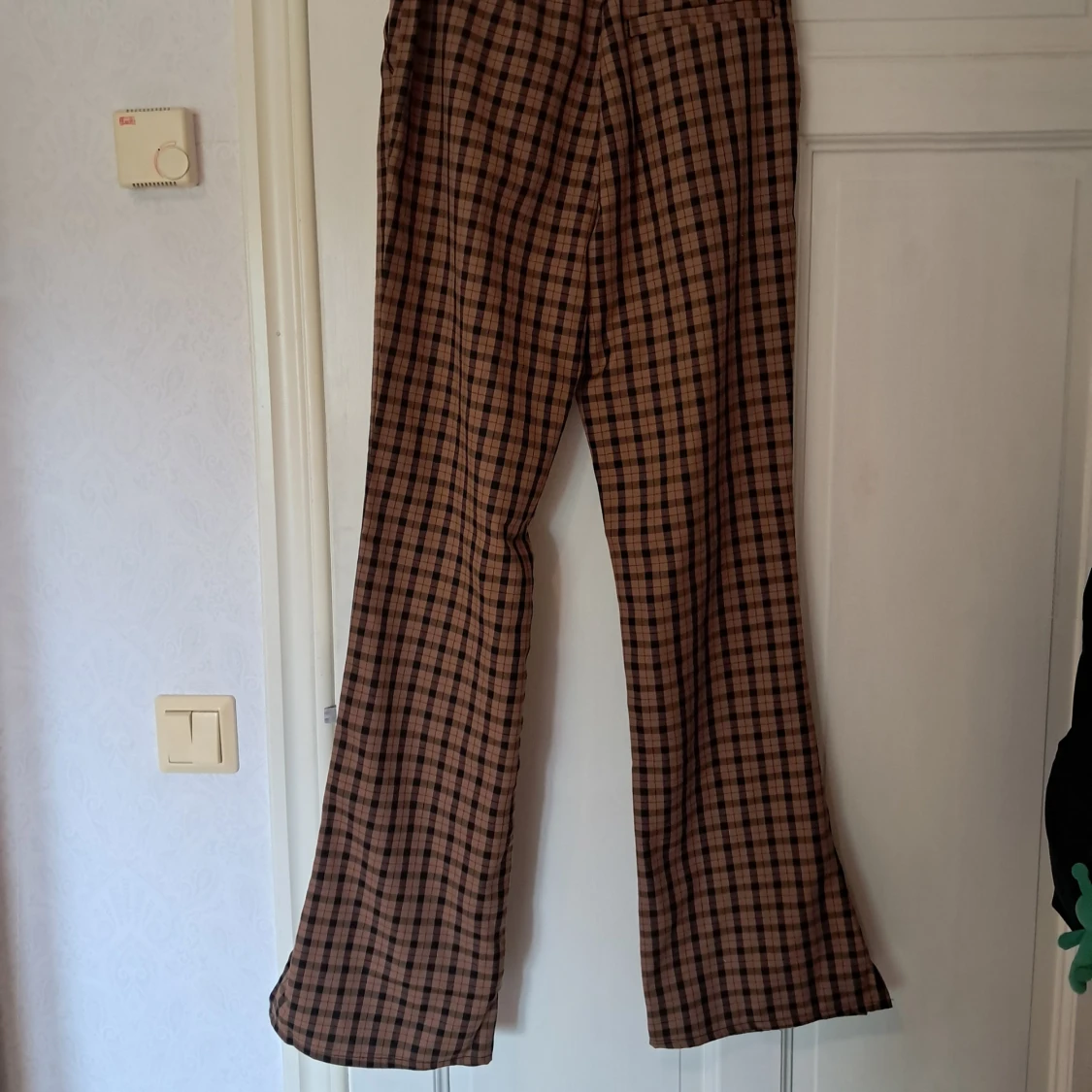 Coola rutiga bootcut byxor från H&M  - 1